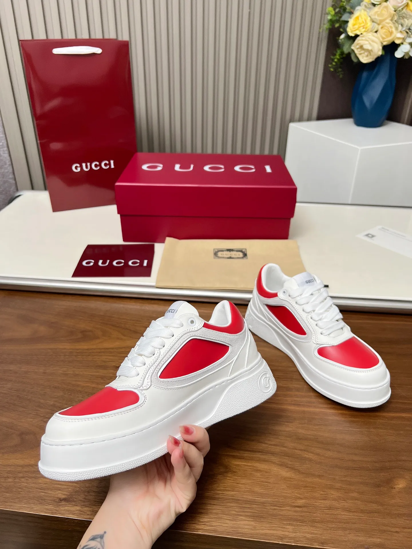👟👟Ex-factory price 560👟👟Gucci casual sneakers, top version! Oil edge craftsmanship🌸🌸🌸1:1 reproduction. New model for early spring, creating a perfect style💣💣💣street style🔥🔥🔥Cool and stylish C-position fashionable outfit with retro and futuristic feel🌹🌹🌹Classic shoe shape, showing exquisite texture! Open mold to customize high-density outsole. Comes fully packaged. Size: Female 35-46. Fabric: Imported cowhide...men and women